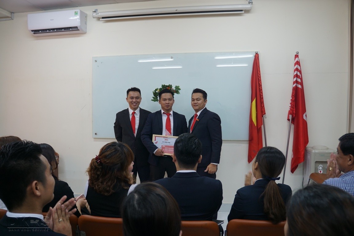 Cua-rơ Nguyễn Quốc Nguyên nhận giải nhất Chặng Vượt Rào