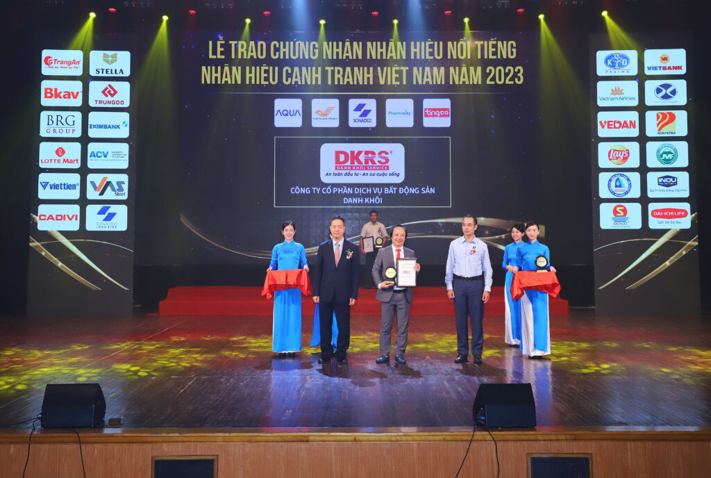 Đại diện DKRS, Ông. Nguyễn Văn Tùng - Tổng giám đốc nhận giải “Nhãn nhiệu nổi tiếng Việt Nam năm 2023”