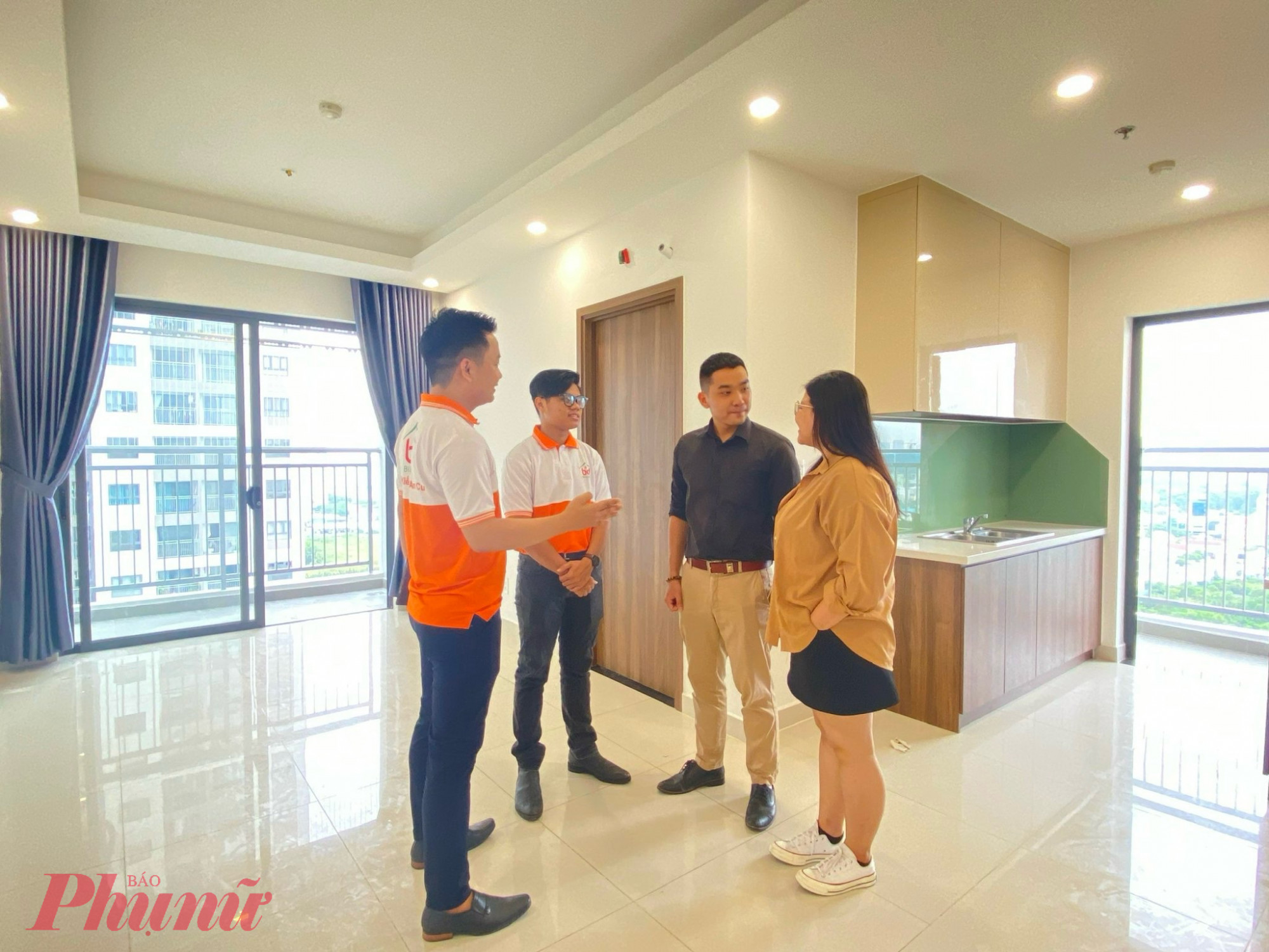 Một khách hàng đang tìm hiểu dự án Q7 Riverside, quận 7, TPHCM.