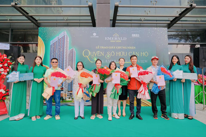 Chủ nhân The Emerald Golf View nhận sổ hồng. Ảnh: Lê Phong Group