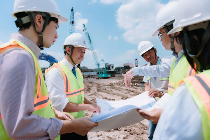 Ông Ryotaro Takachi (thứ 2 bên trái qua) – Tổng Giám đốc Cosmos Initia (thành viên Daiwa House Group) khảo sát công trường TT Avio. Ảnh: TT Avio