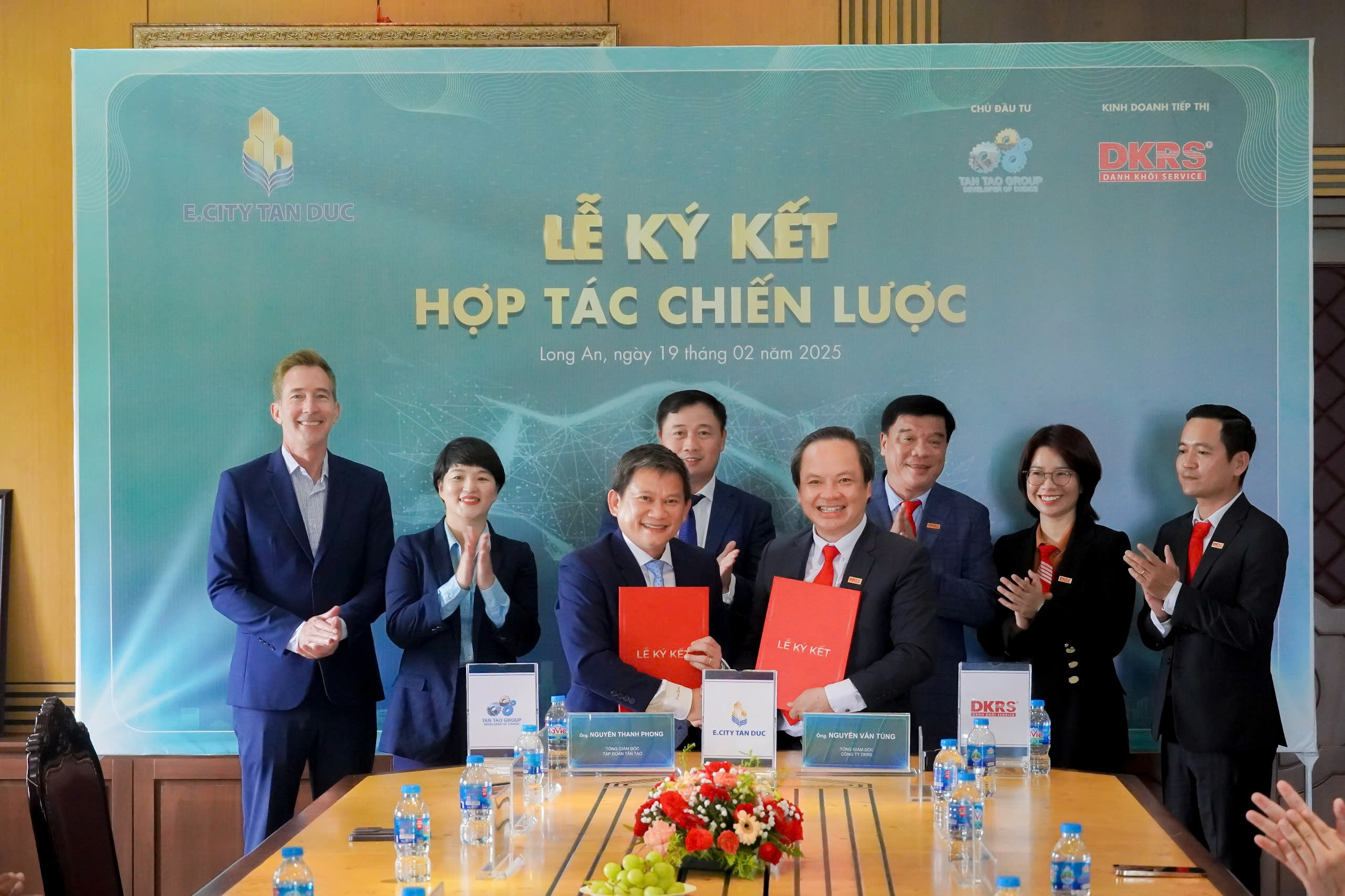 Hình 1: Tập đoàn Tân Tạo và DKRS ký kết thoả thuận hợp tác chiến lược dự án E. City Tân Đức.